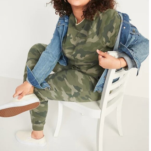 Old Navy Vintage Crew-Neck Sweatshirt Green Camo - Picture 4 of 15